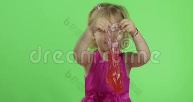 孩子喜欢做红泥。 小孩玩手工制作的玩具黏液